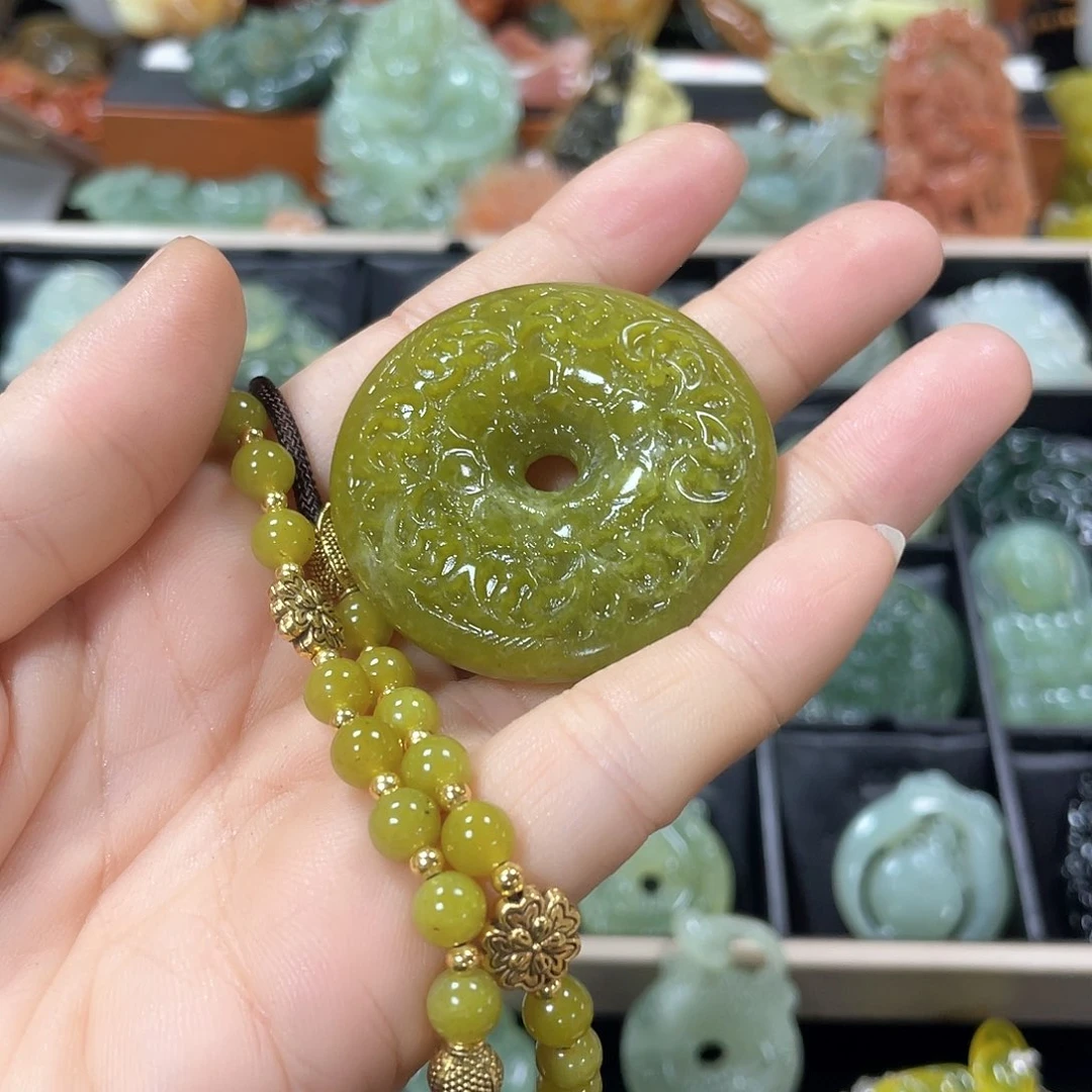 蛇纹石玉颈饰合金