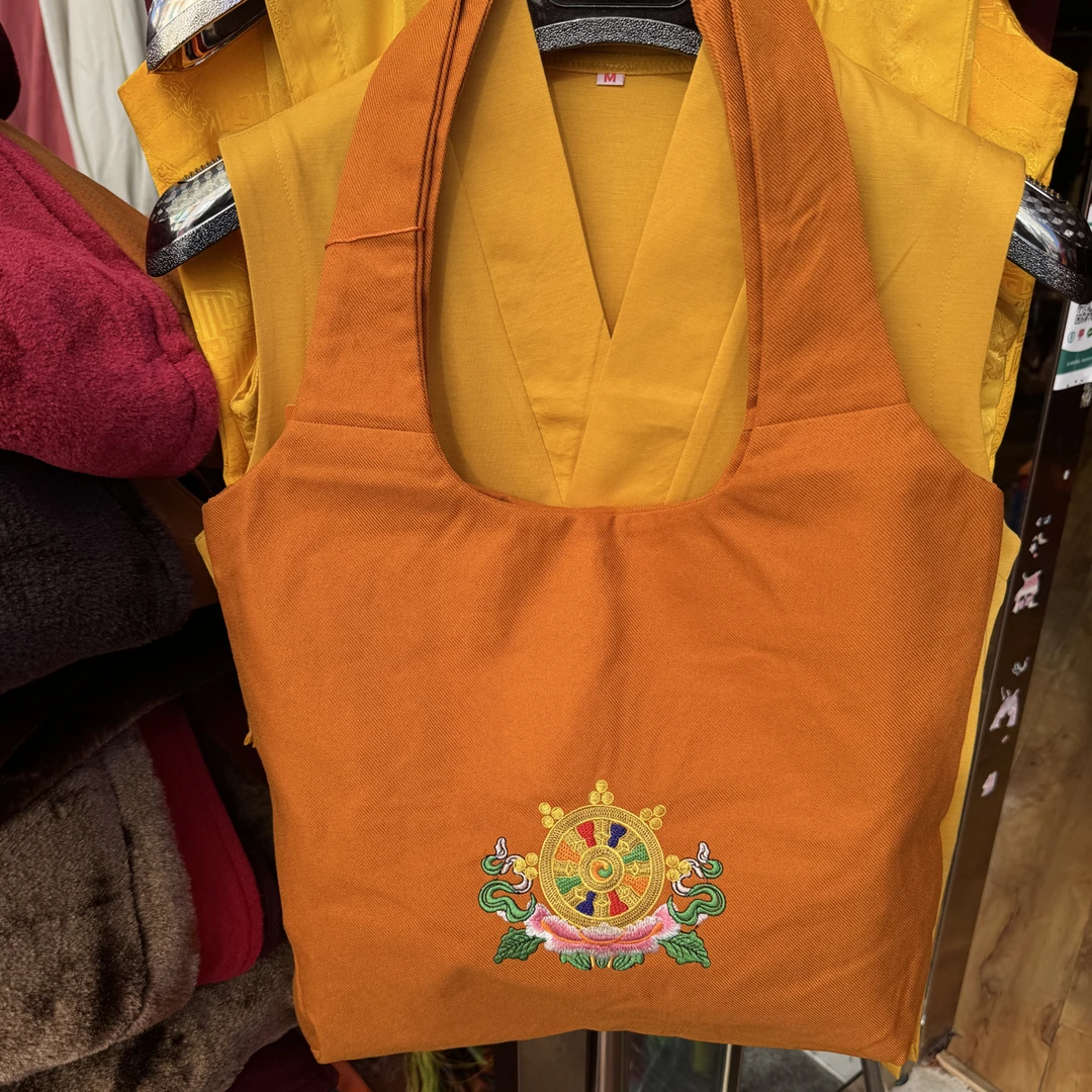 新款手提包有三个颜色