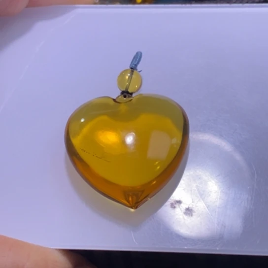琥珀未镶嵌裸石蓝珀爱心