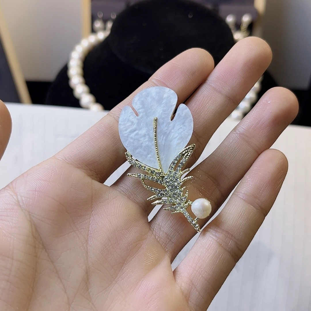 大理石铁合金胸针