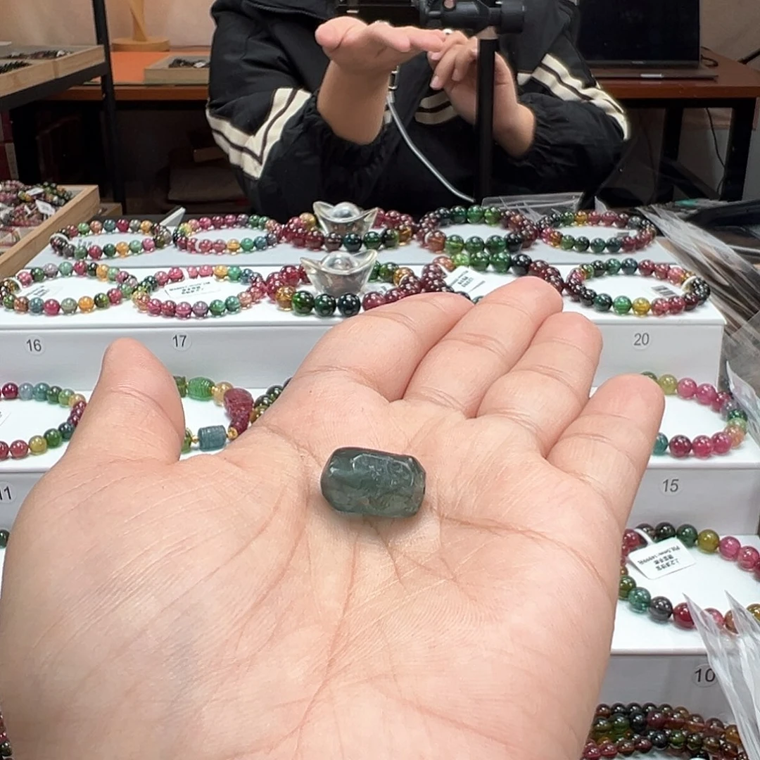 番***仁未镶嵌雕刻件碧玺雕刻件