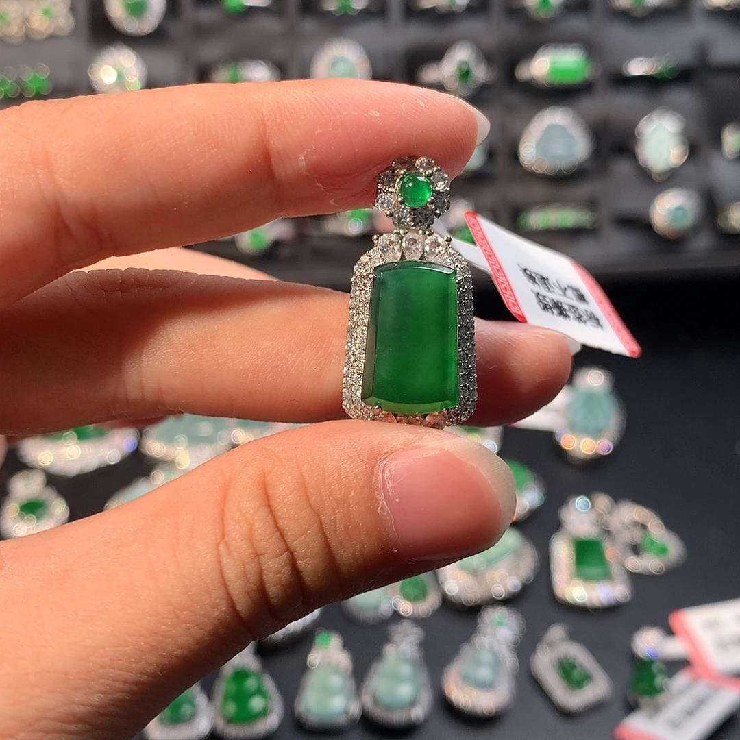 翡翠未镶嵌吊坠(赠链)吊坠