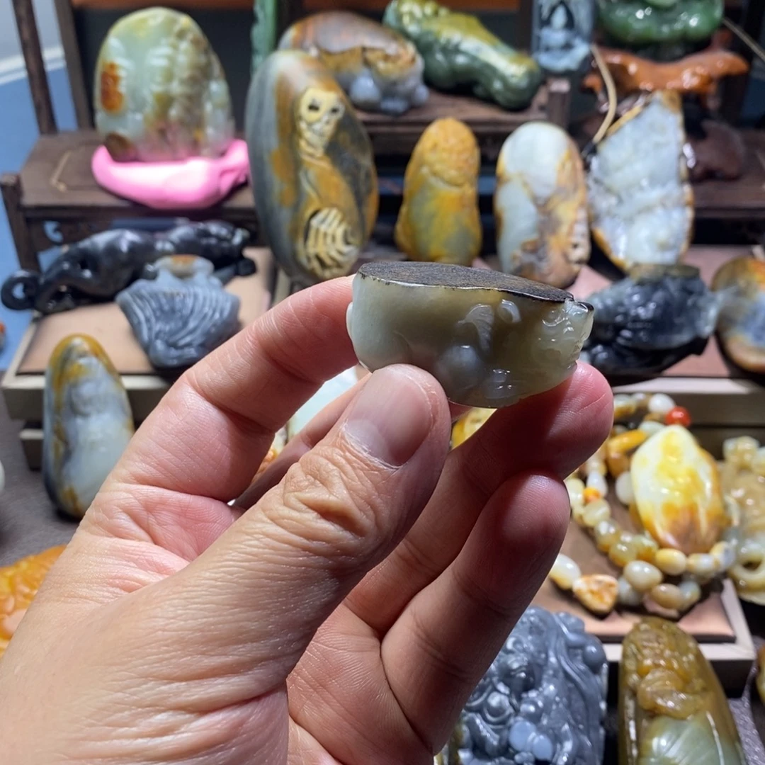 和田玉未镶嵌把件