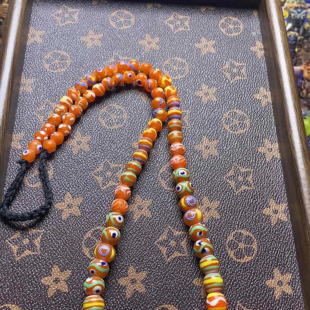 颈饰琉璃塔链一条