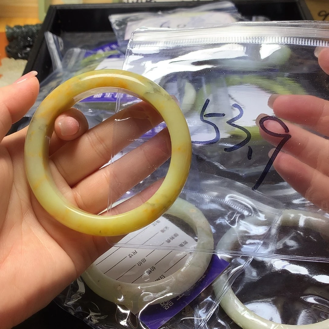 蛇纹石玉颈饰合金