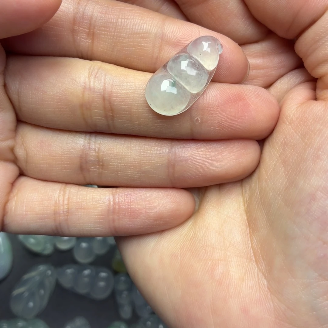 翡翠未镶嵌颈饰飘花豆