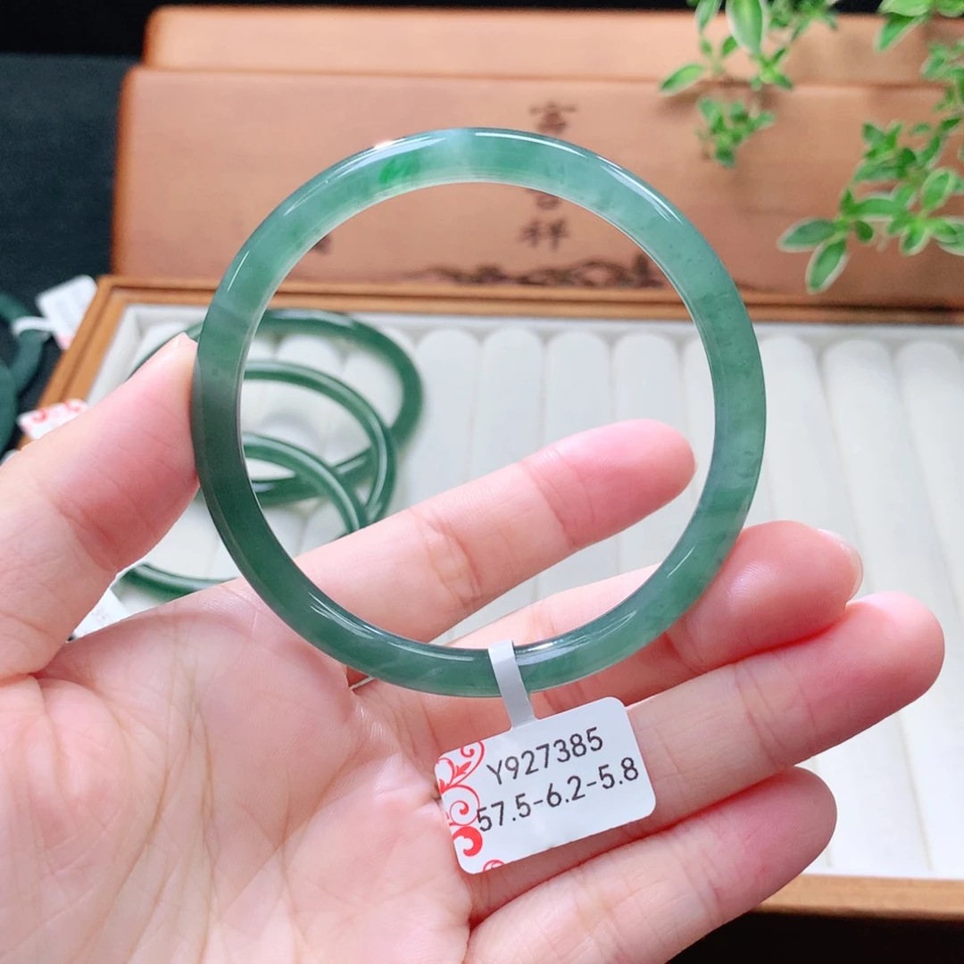 未镶嵌手镯（圆镯）翡翠