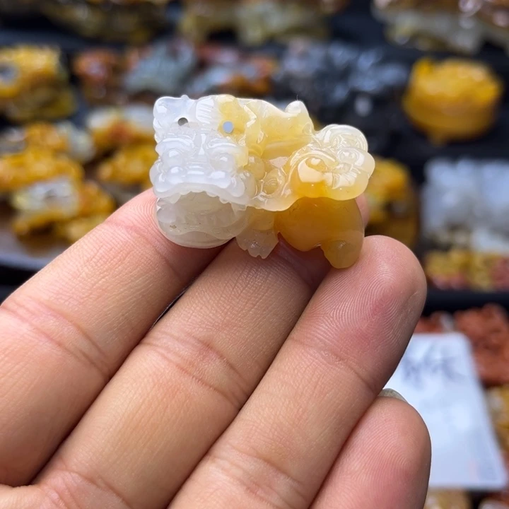 石英质玉（黄龙玉）未镶嵌颈饰