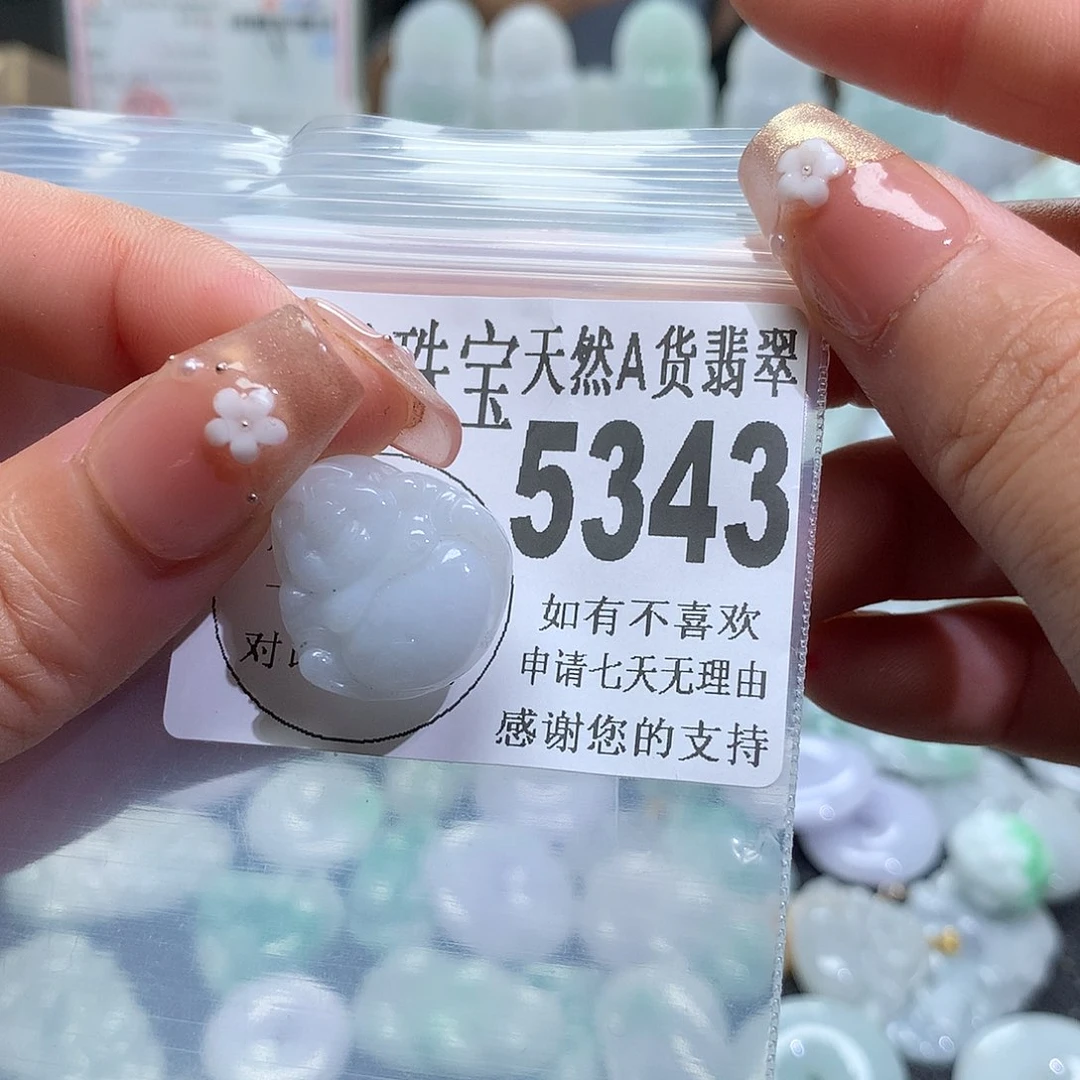 翡翠未镶嵌颈饰，