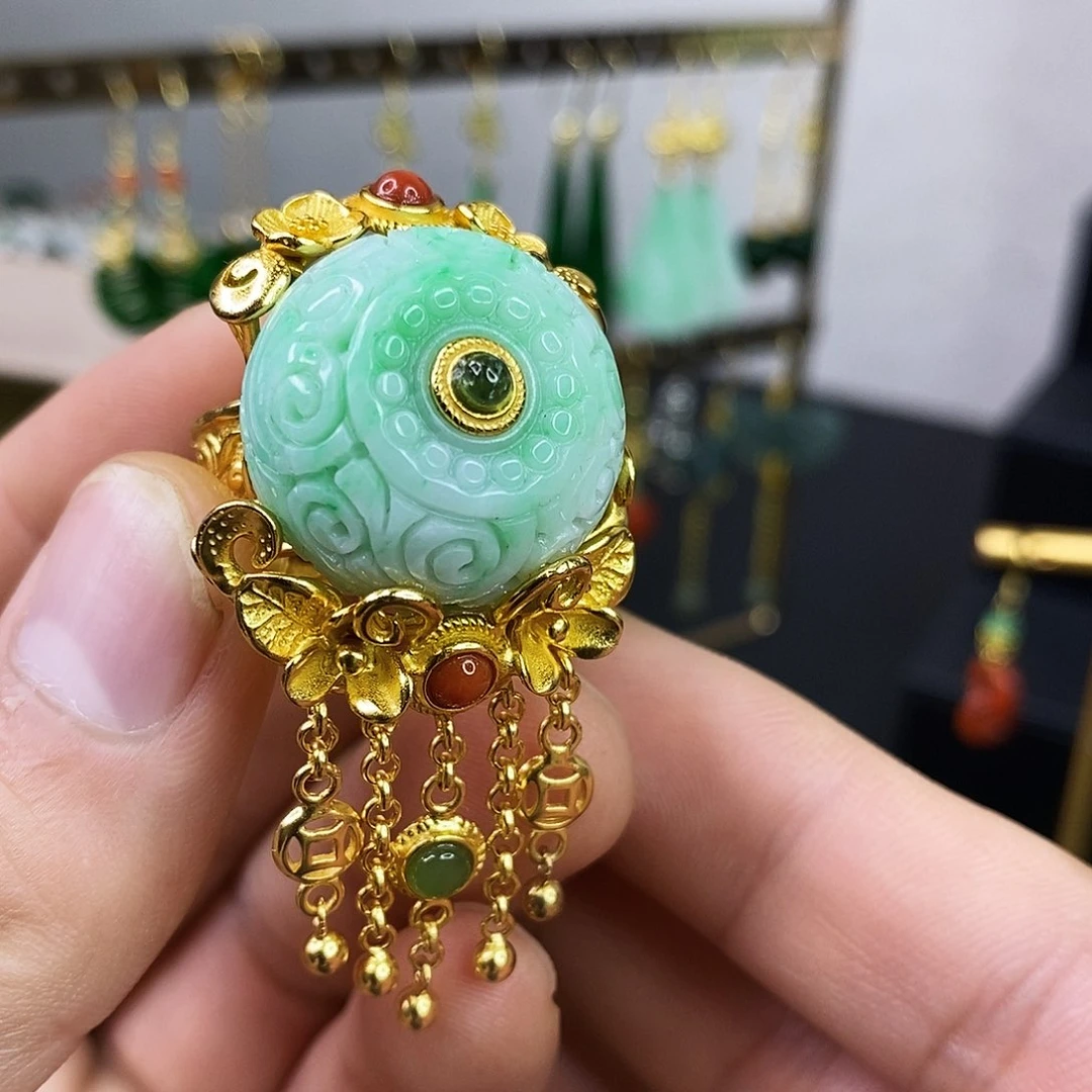 颈饰未镶嵌翡翠戒指