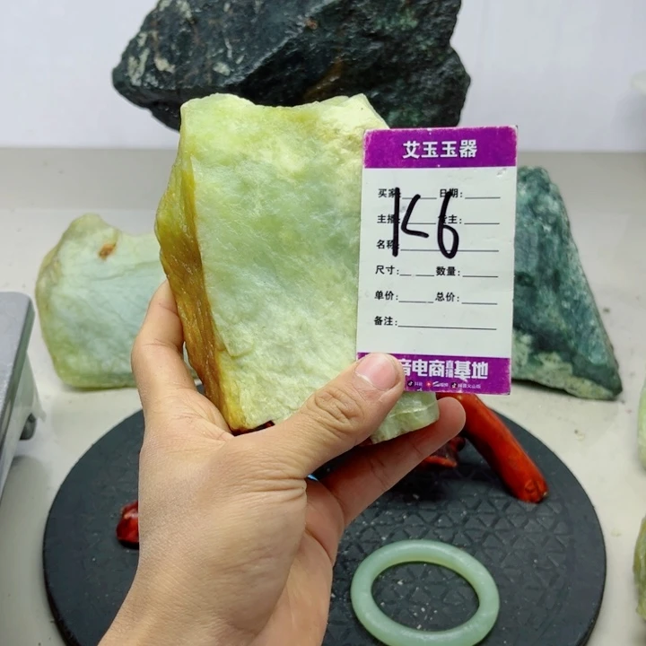 清***缕蛇纹石玉未镶嵌岫玉