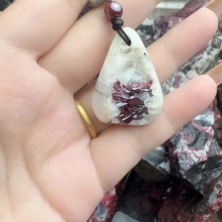 浅***笑天然辰砂朱砂吊坠