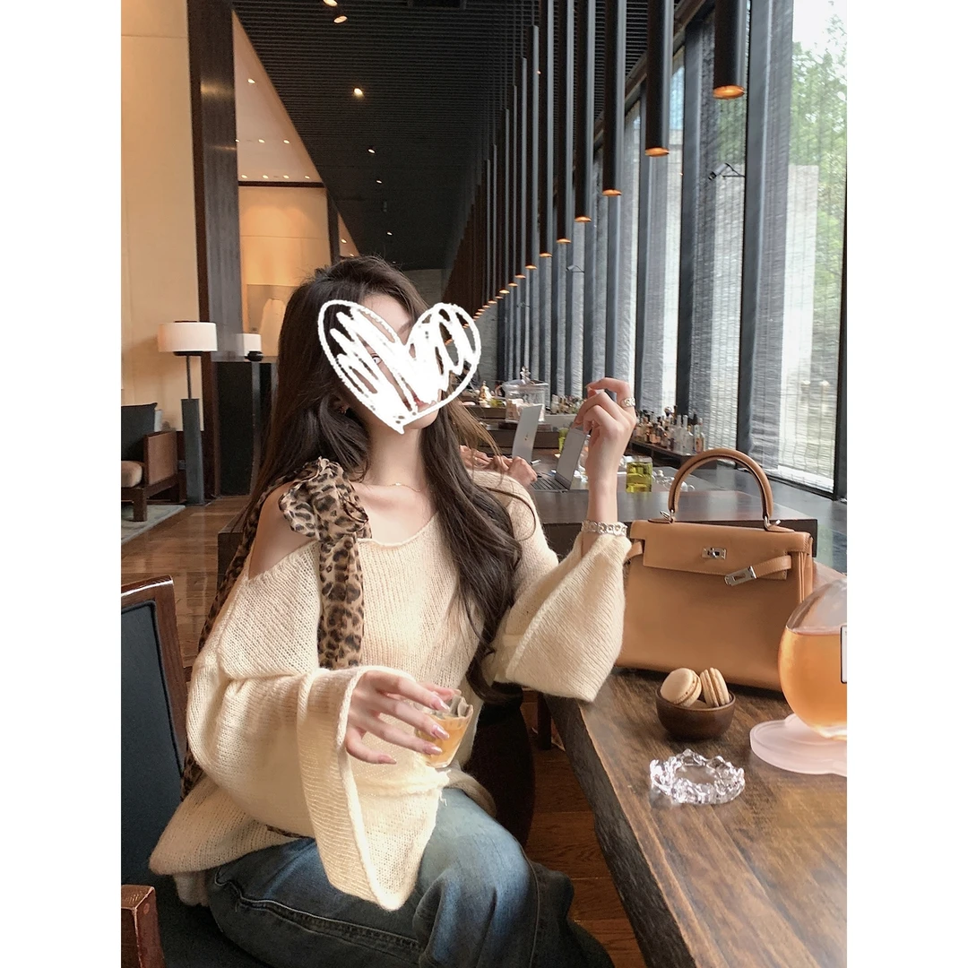 法式温柔感豹纹丝带针织衫女秋季新款小众设计感纯欲露肩上衣女