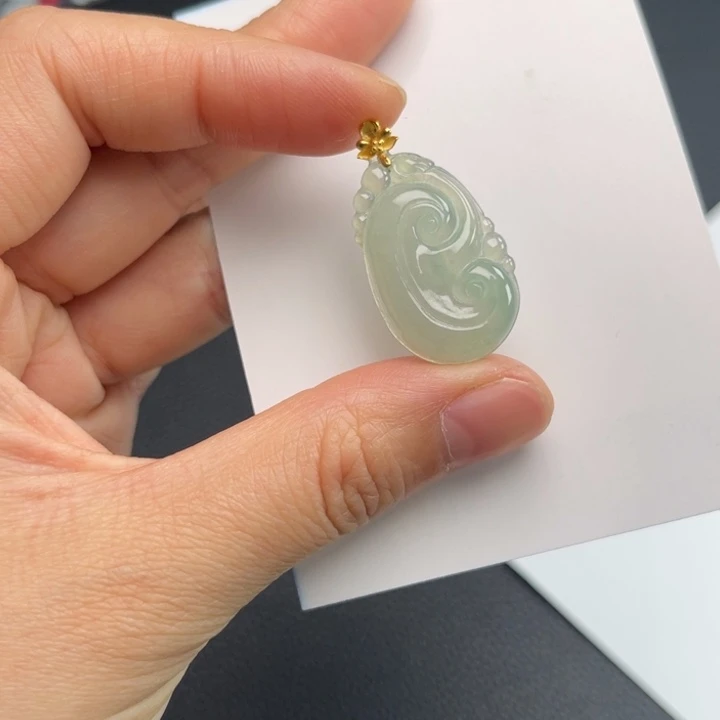 翡翠18K金镶嵌颈饰如意