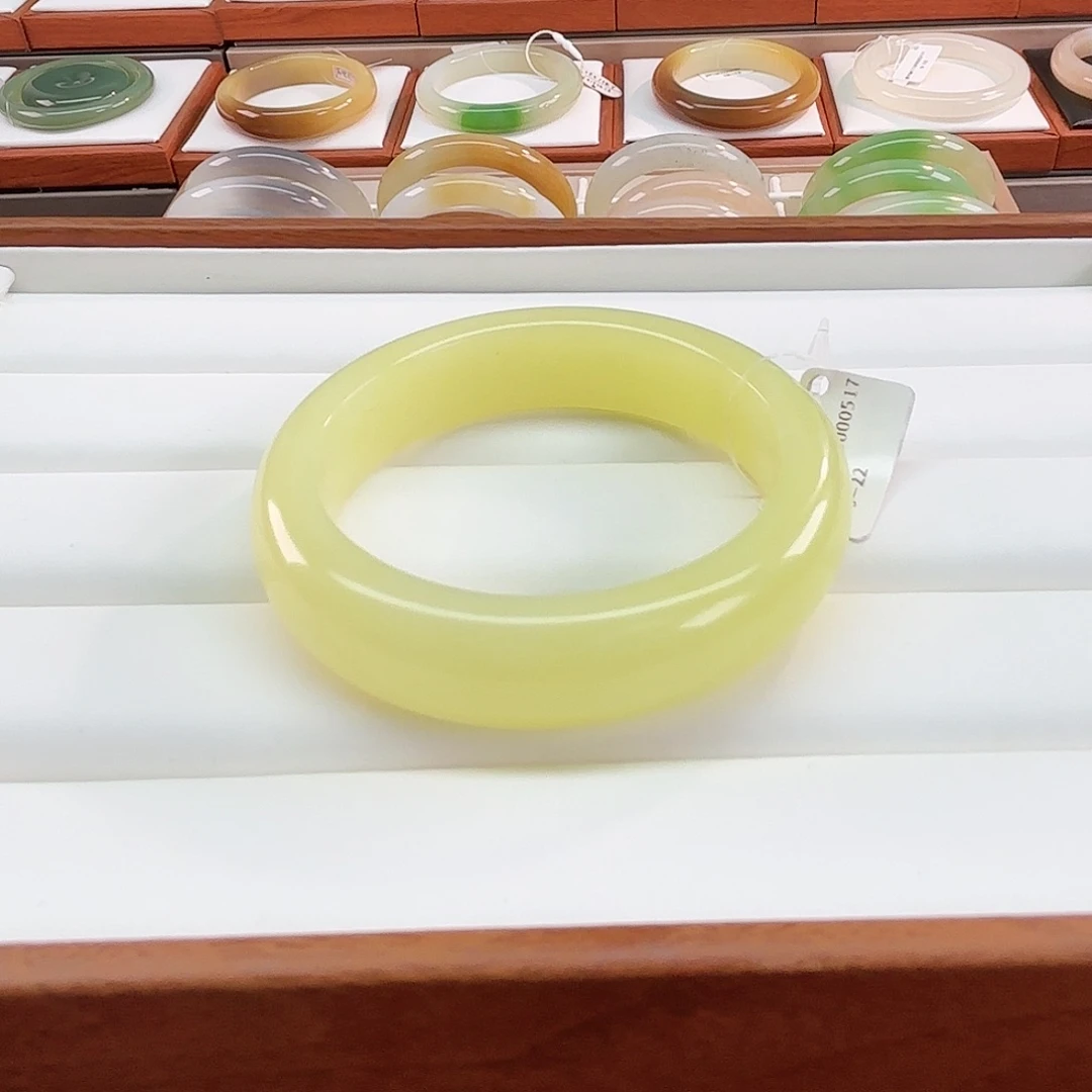 张***喵和田玉未镶嵌手镯54鸡油黄