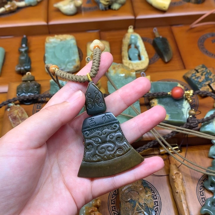 未镶嵌岫岩河磨玉（透闪石质玉）挂件