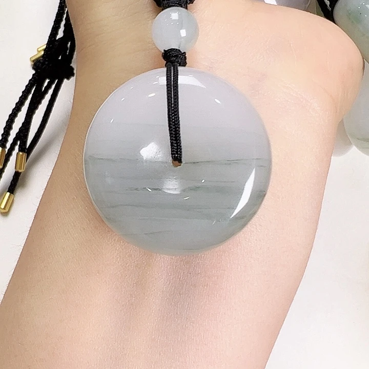 石英质玉未镶嵌颈饰天****平安扣