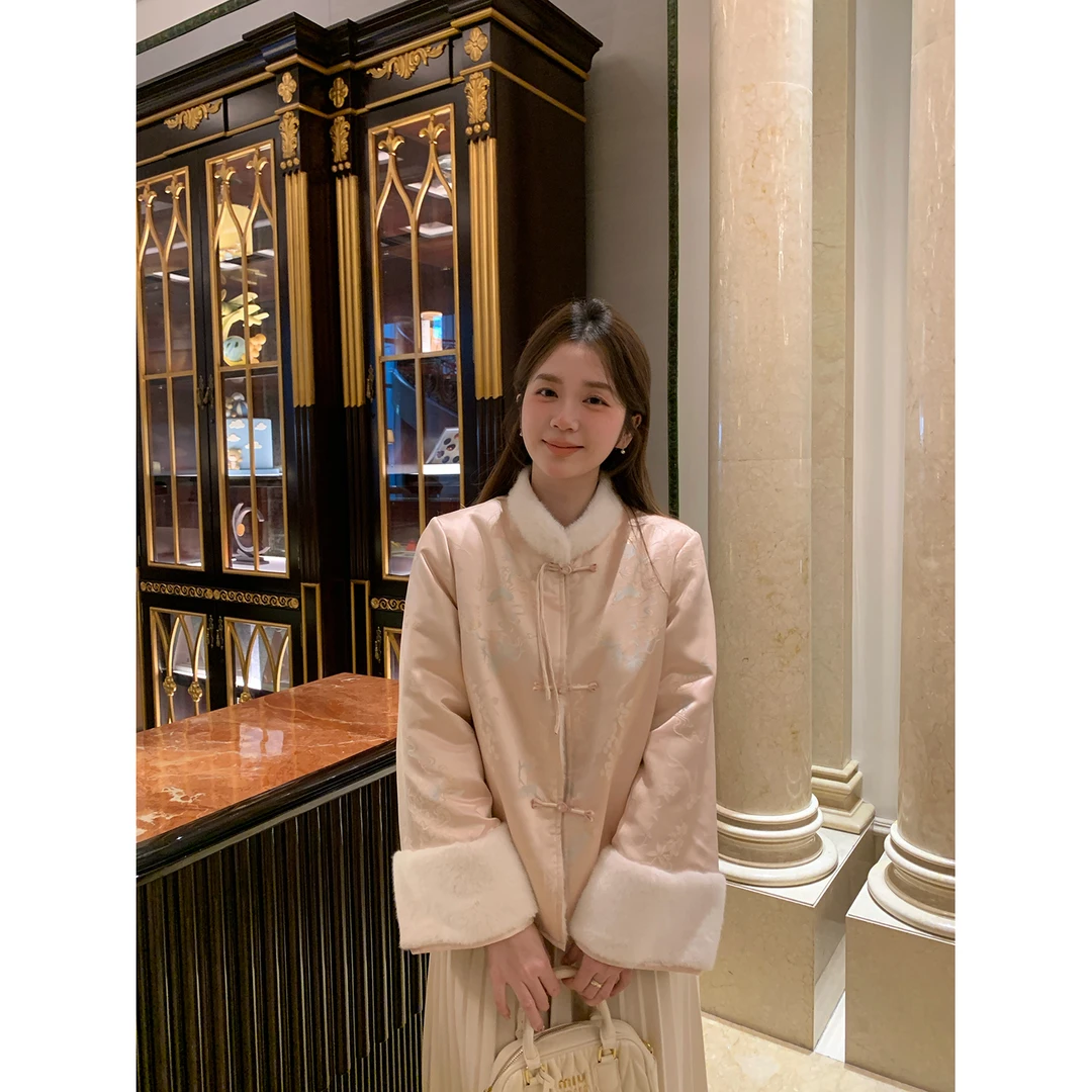 现货陳文文【粉黛似玉】新中式国风提花刺绣仿貂毛保暖外套女D2395