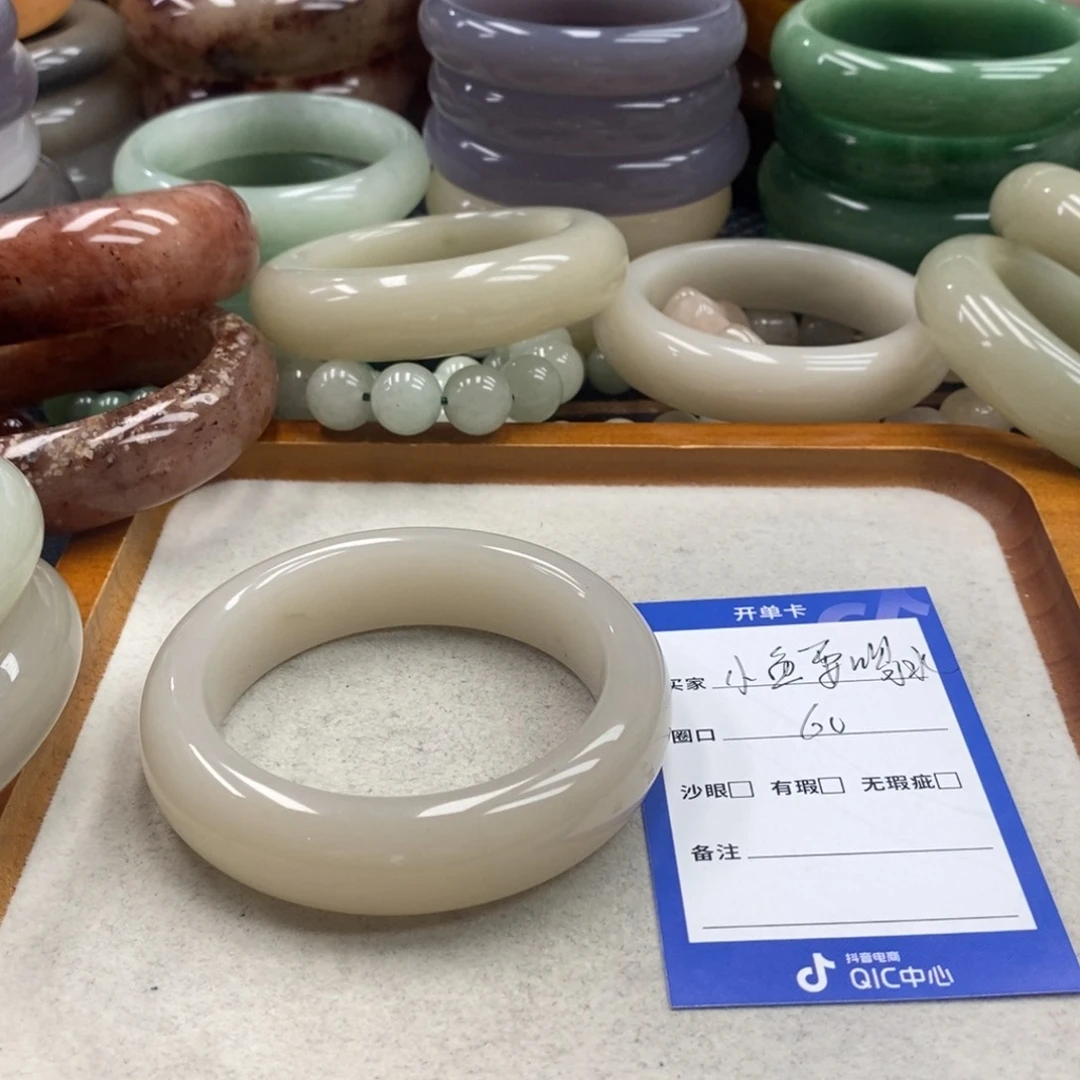 小***水石英质玉手镯未镶嵌