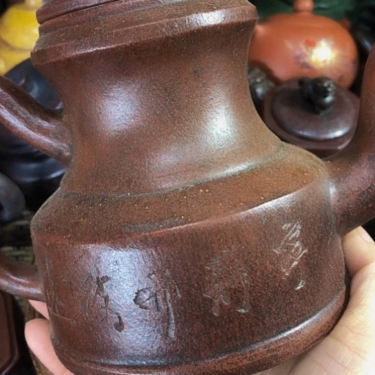 茶壶紫砂原矿泥料手工制作的一把紫砂壶。