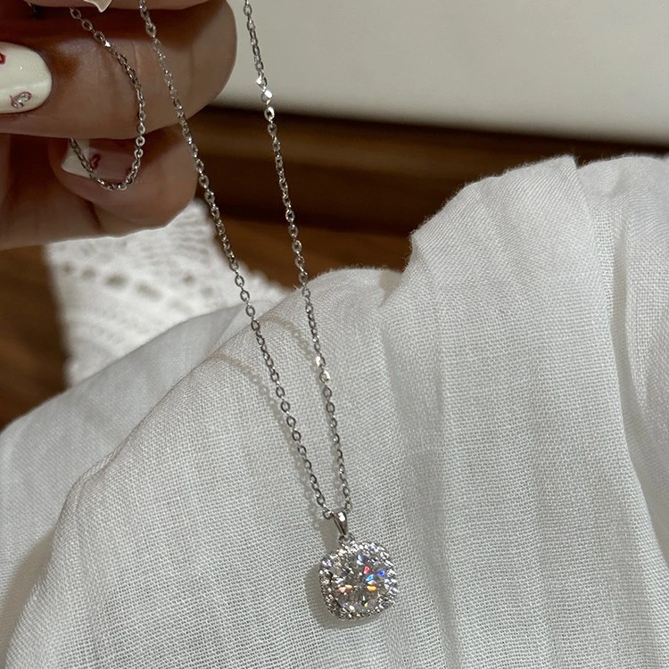 钛钢锆石项链 小方糖项链女 轻奢小众锁骨链配饰 锆石吊坠送女友