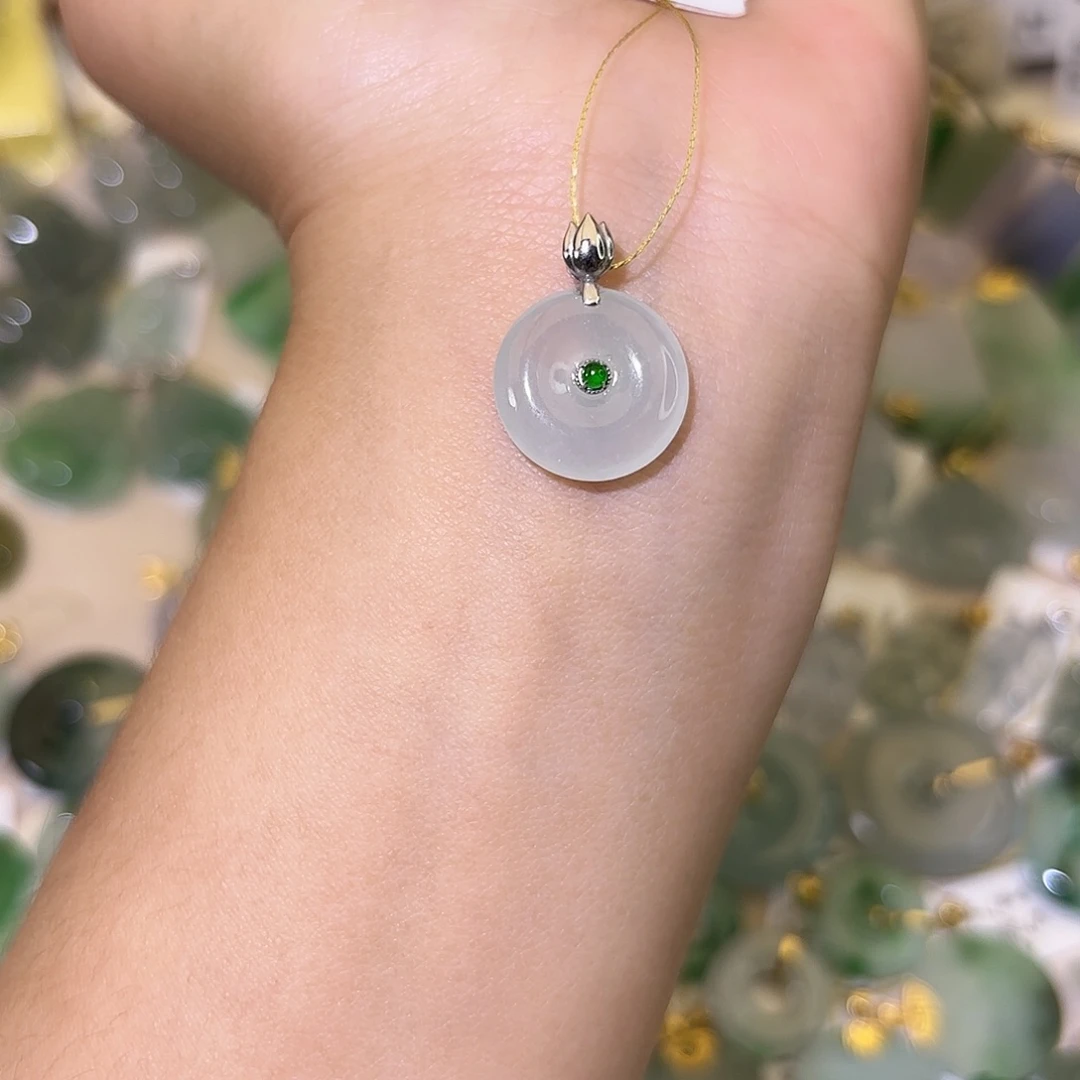 翡翠18K金镶嵌颈饰平安扣