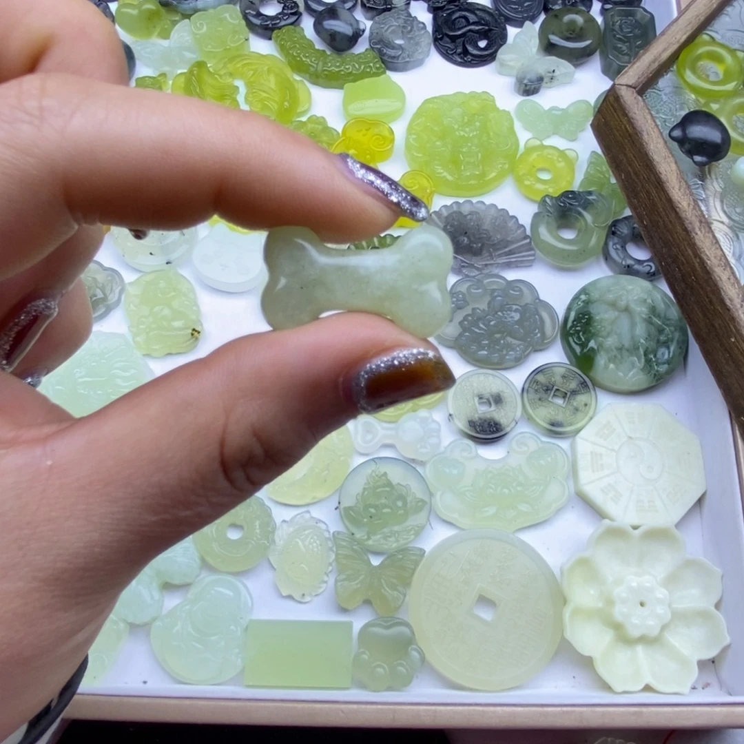 蛇纹石玉未镶嵌颈饰