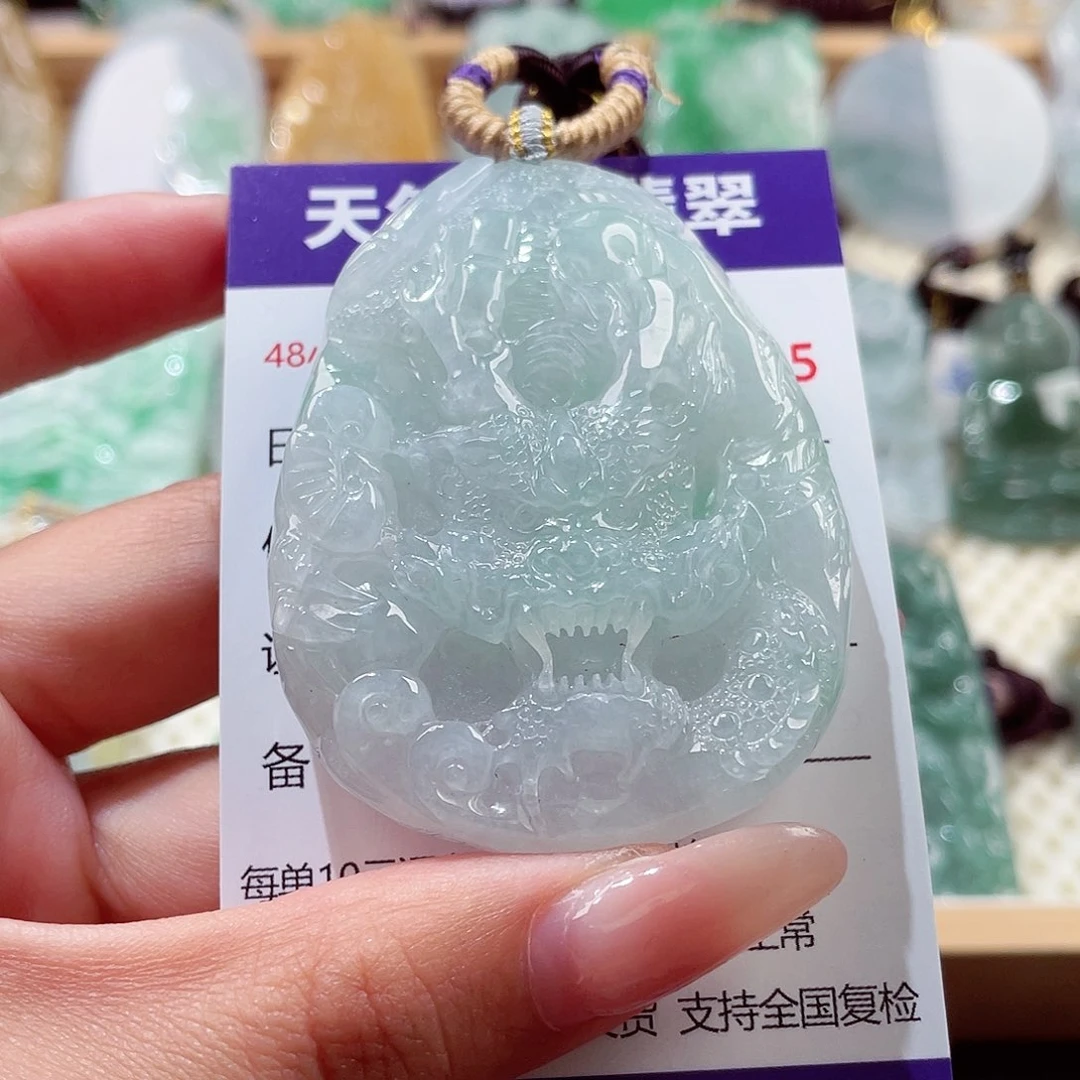 翡翠未镶嵌颈饰龙