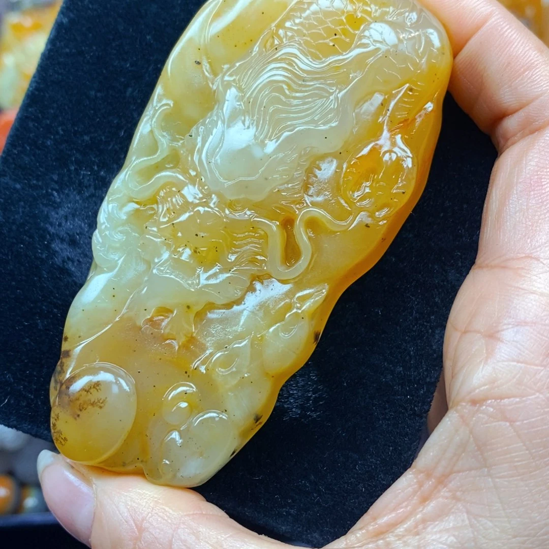 未镶嵌石英质玉（黄龙玉）颈饰