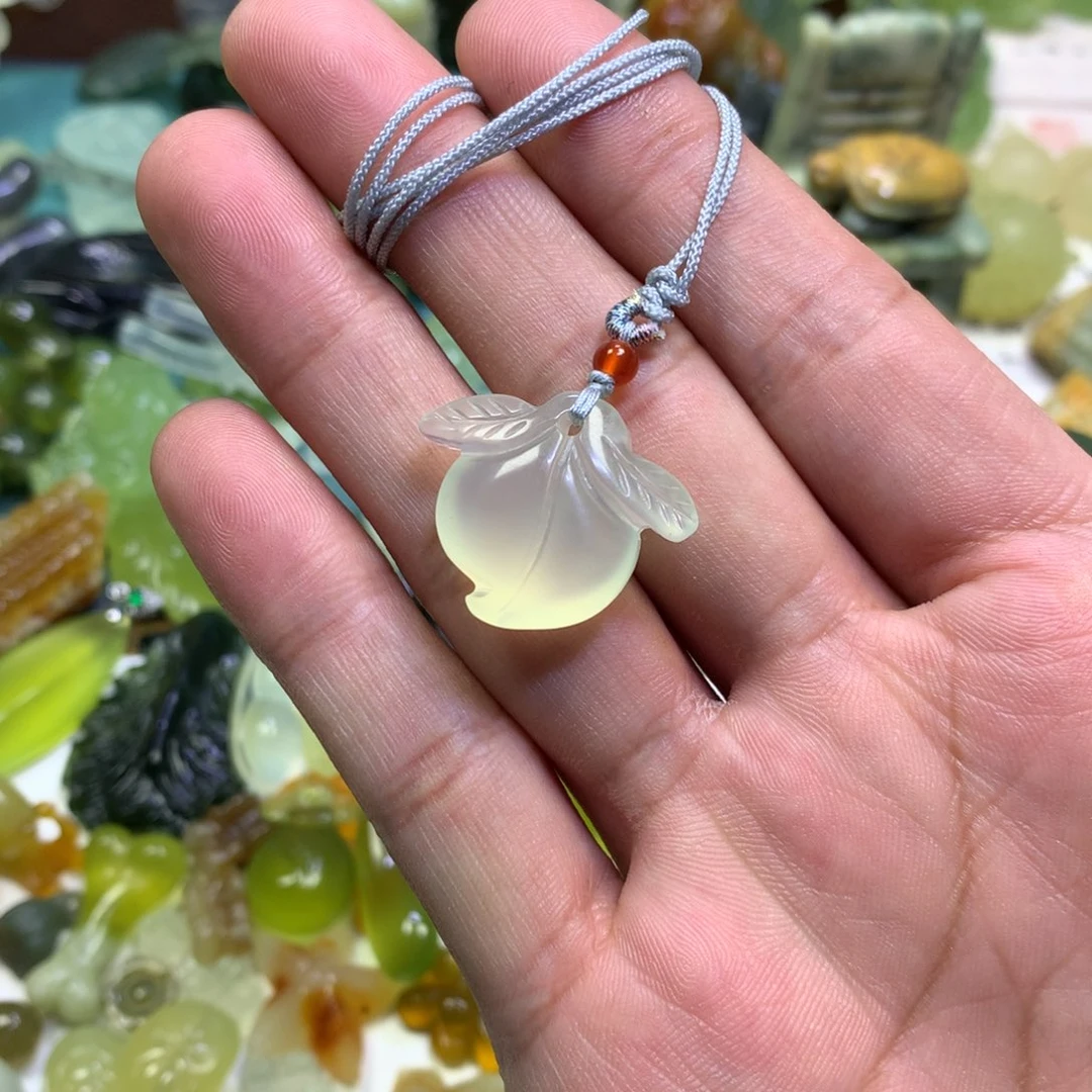 岫玉颈饰未镶嵌桃子