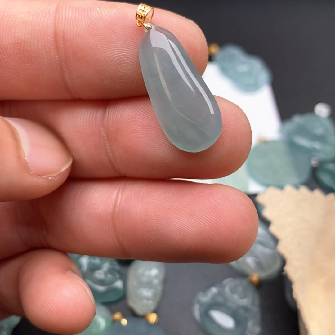 颈饰18K金镶嵌翡翠