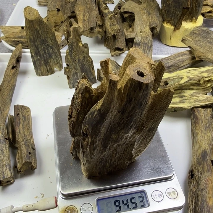 广***地香料陆河虫漏摆件94克