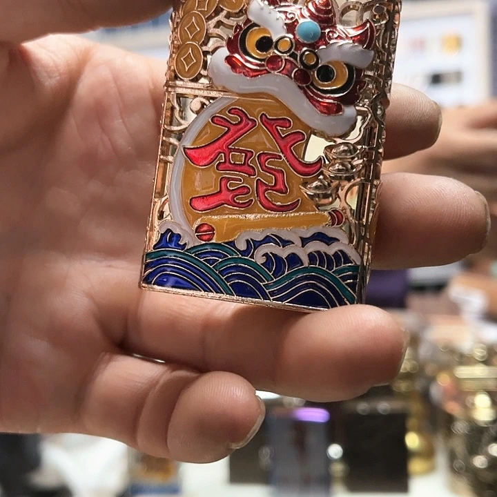 首领二代金色珐琅彩狮子煤油打火机