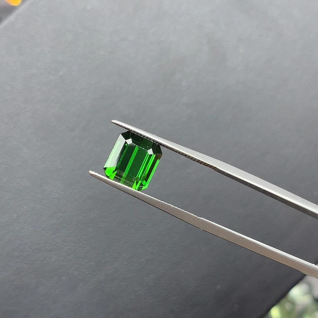 碧玺裸石未镶嵌3.775克拉电光绿