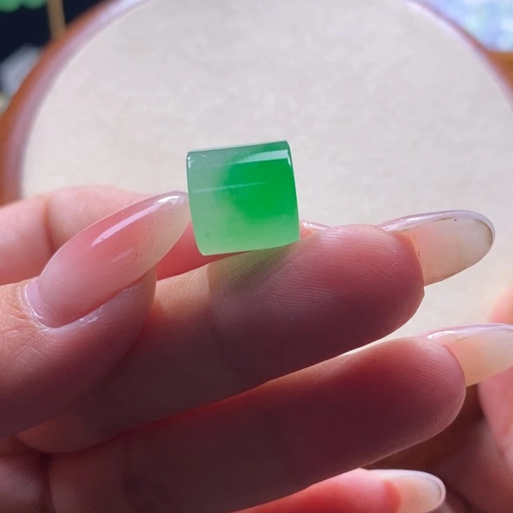 翡翠未镶嵌颈饰翡翠冰阳绿桶珠