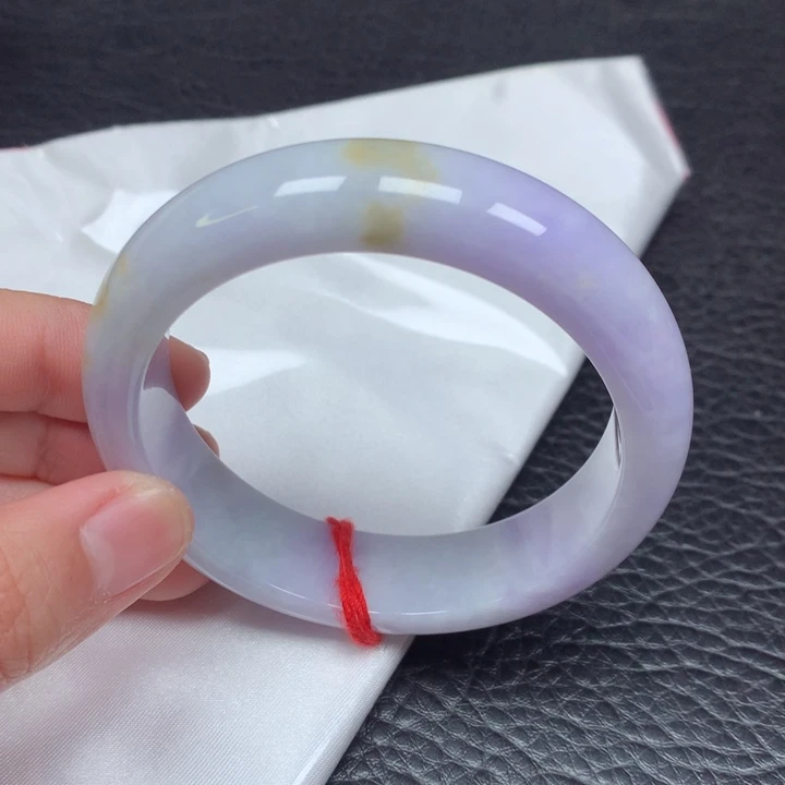翡翠手镯未镶嵌。