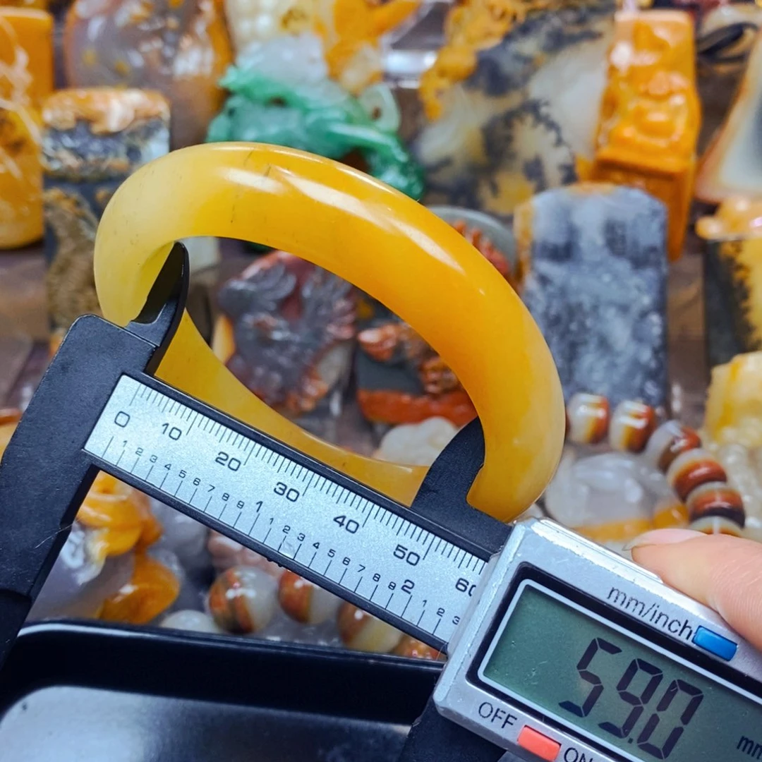 未镶嵌石英质玉（黄龙玉）颈饰