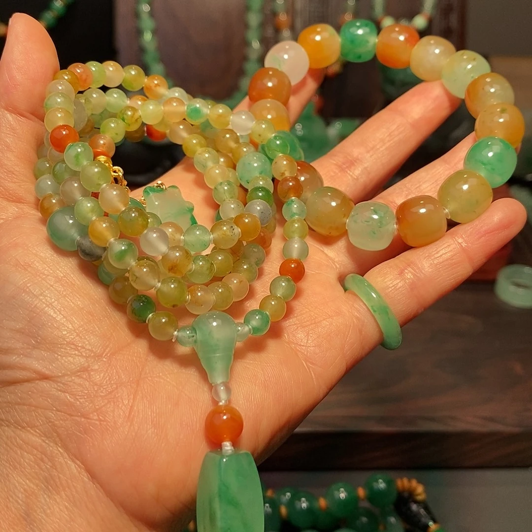 朵***人石英质玉（非洲翠）未镶嵌串