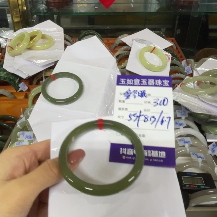 爱***包和田玉未镶嵌手镯