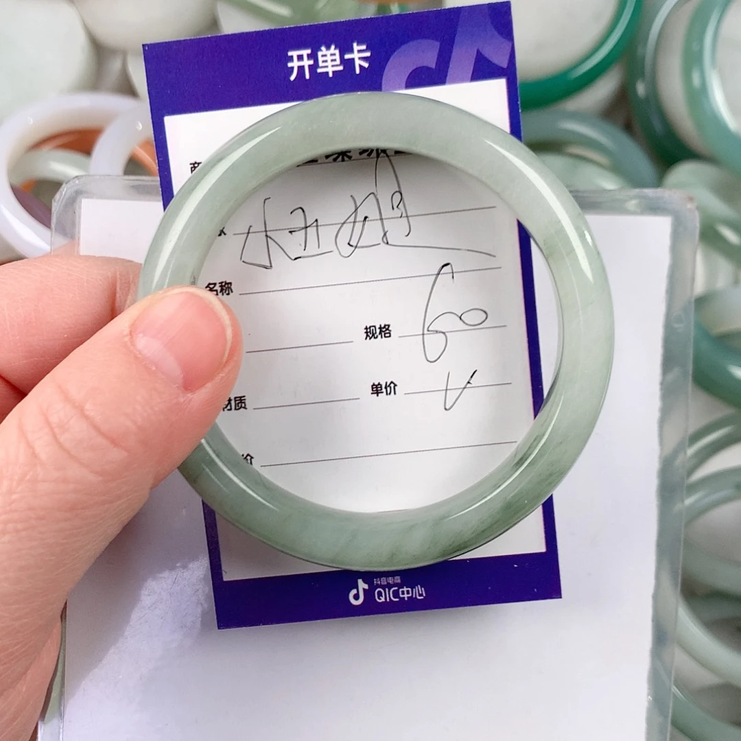 石英质玉手镯未镶嵌小**?