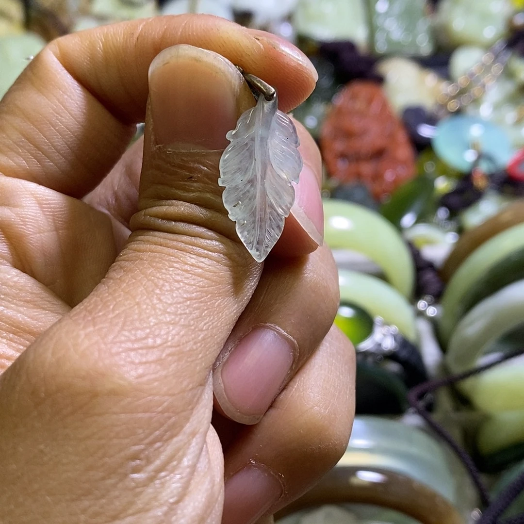 岫玉未镶嵌挂件一个