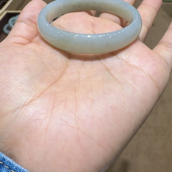 我***困和田玉（糖玉）未镶嵌手镯