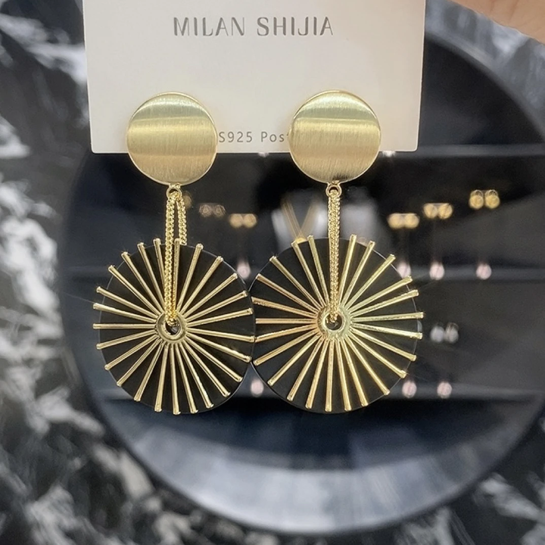 铜合金耳饰 个性时尚小众设计款黑色圆形耳坠