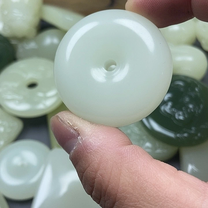 耿***军和田玉（青白玉）未镶嵌颈饰