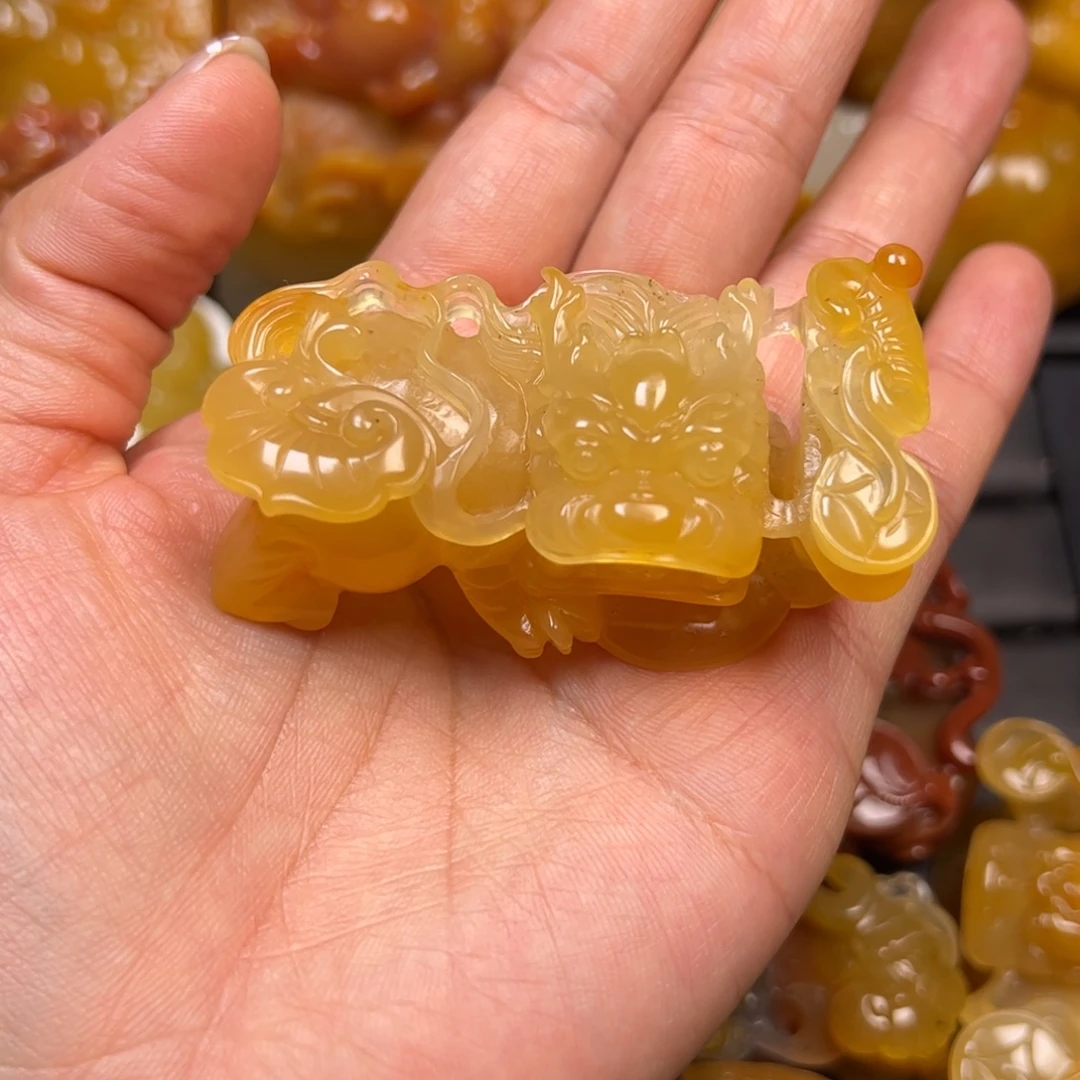 石英质玉（黄龙玉）未镶嵌颈饰