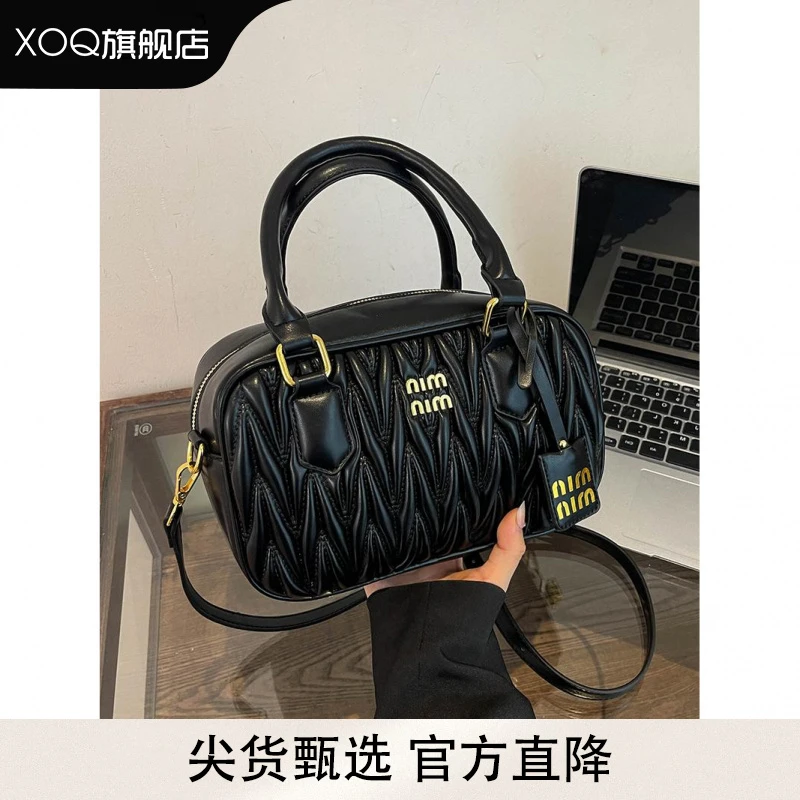 XOQ新款小众保龄球包包女包大容量枕头包波红色士顿手提包斜挎包