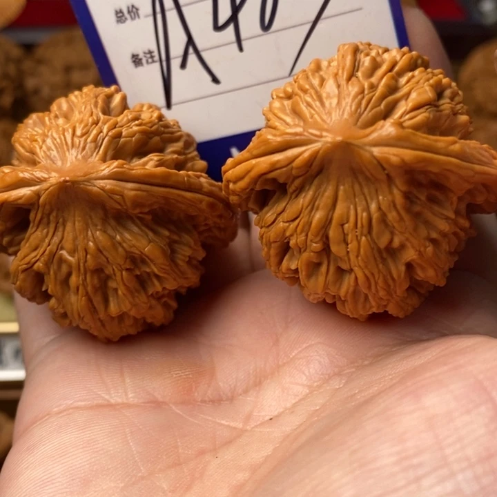 笑***…把件桃核全品粗金虎