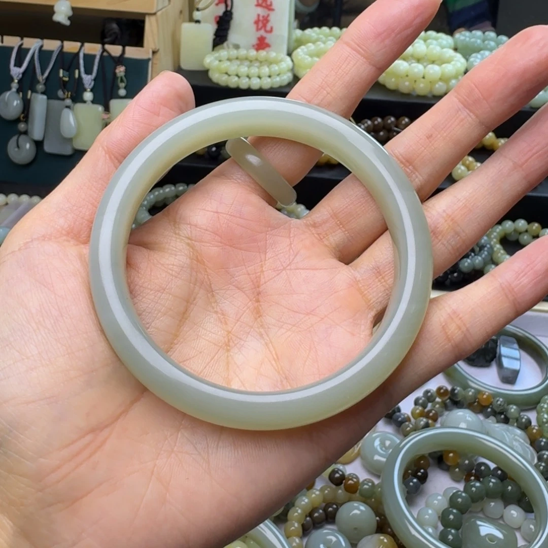 L***K和田玉未镶嵌手镯