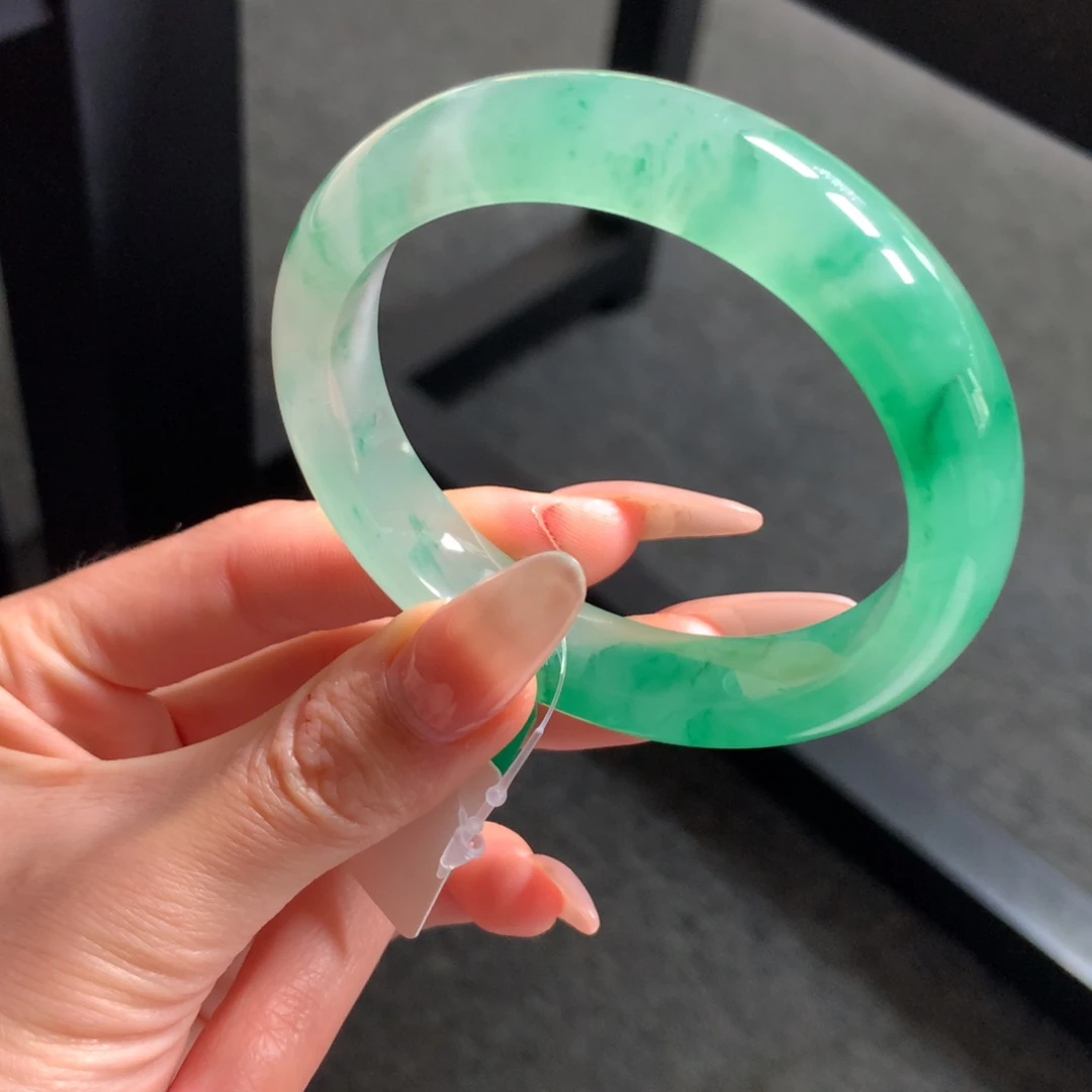 酒***）石英质玉未镶嵌手镯