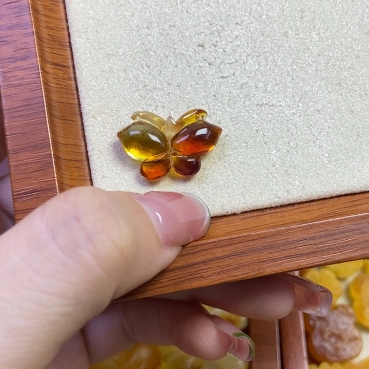 琥珀未镶嵌珠宝奇石蝴蝶